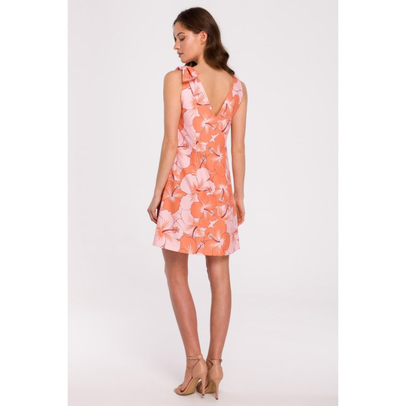 K129 Sukienka we wzór z kokardą na ramieniu - model 1