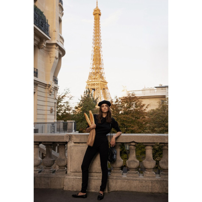 B244 Kombinezon z dekoltem na zakładkę z tyłu - czarny