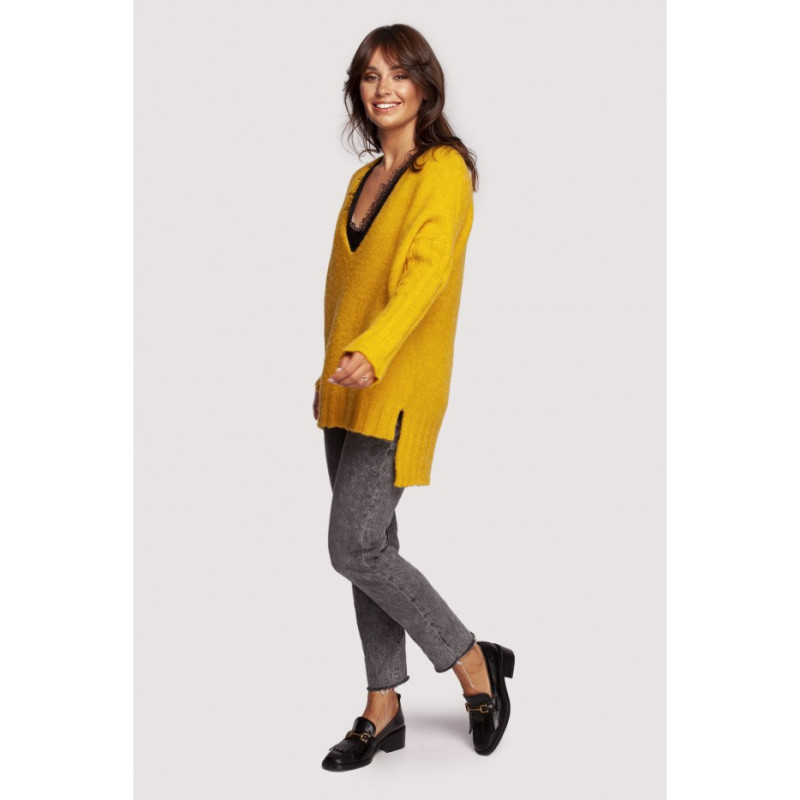 BK083 Sweter z dekoltem i dłuższym tyłem - miodowy