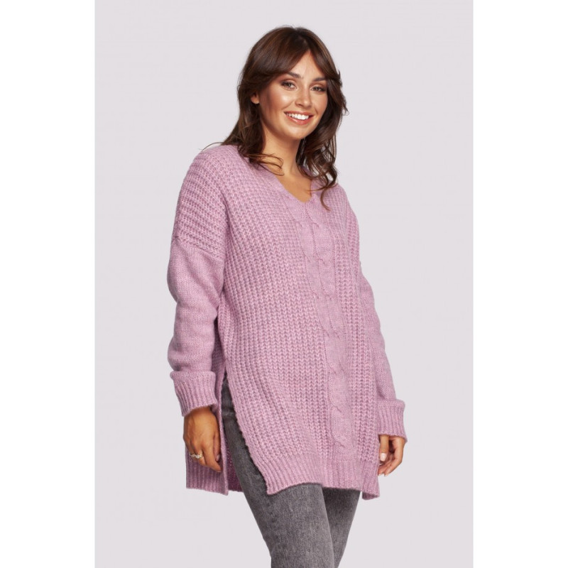 BK087 Długi sweter z dekoltem i rozcięciami po bokach - pudrowy