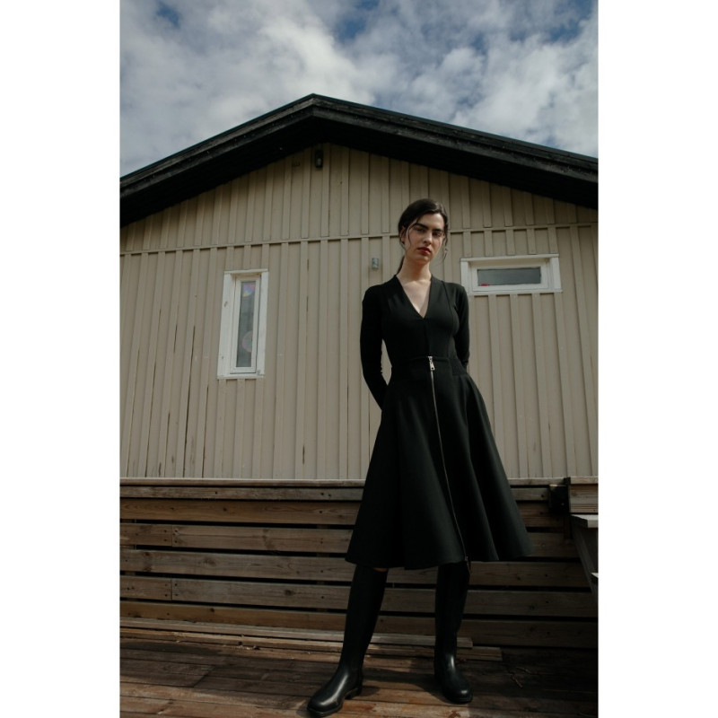 S315 Spódnica rozkloszowana ze ściągaczem w talii - czarna