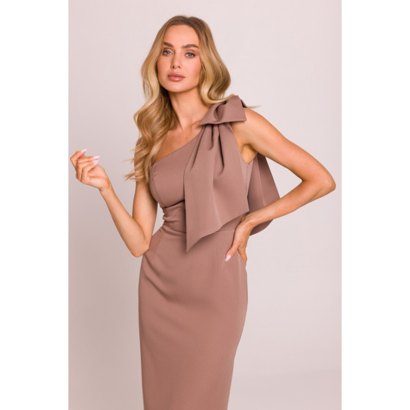 M847 Sukienka na jedno ramię z ozdobną kokardą - mokka