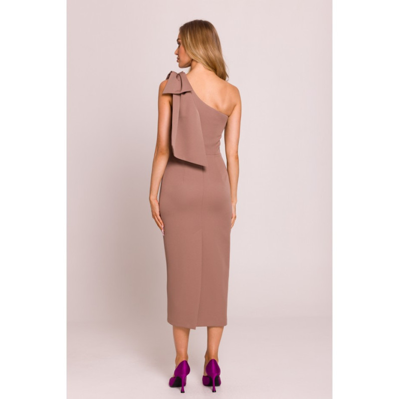 M847 Sukienka na jedno ramię z ozdobną kokardą - mokka