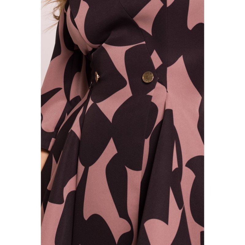 M849 Wzorzysta sukienka mini z klinami - model 2