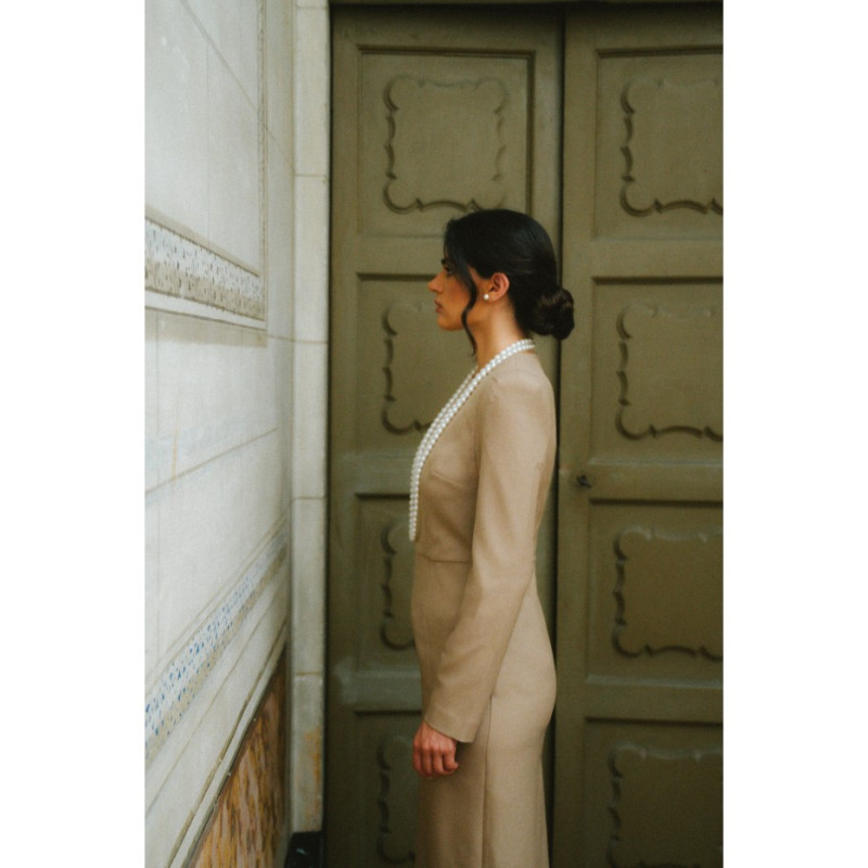 S412 Sukienka ołówkowa z ozdobnymi ramionami - beżowa