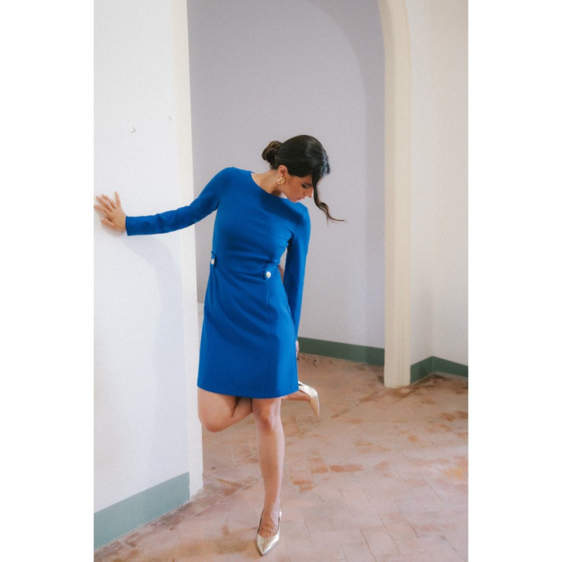 S419 Sukienka z ozdobnymi guzikami w talii - chabrowa