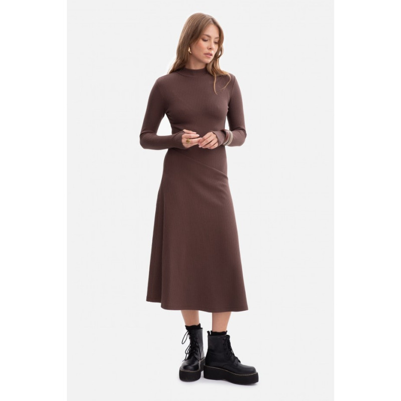 B299 Sukienka z dzianiny prążkowanej - brązowa