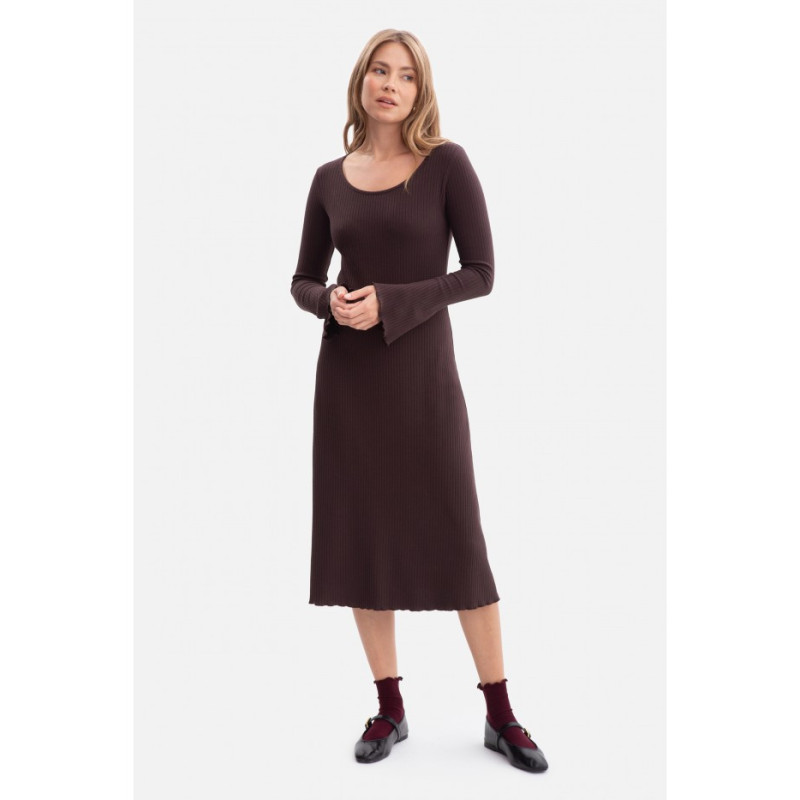 B308 Sukienka midi z dzianiny prążkowanej z dekoltem - gorzka czekolada