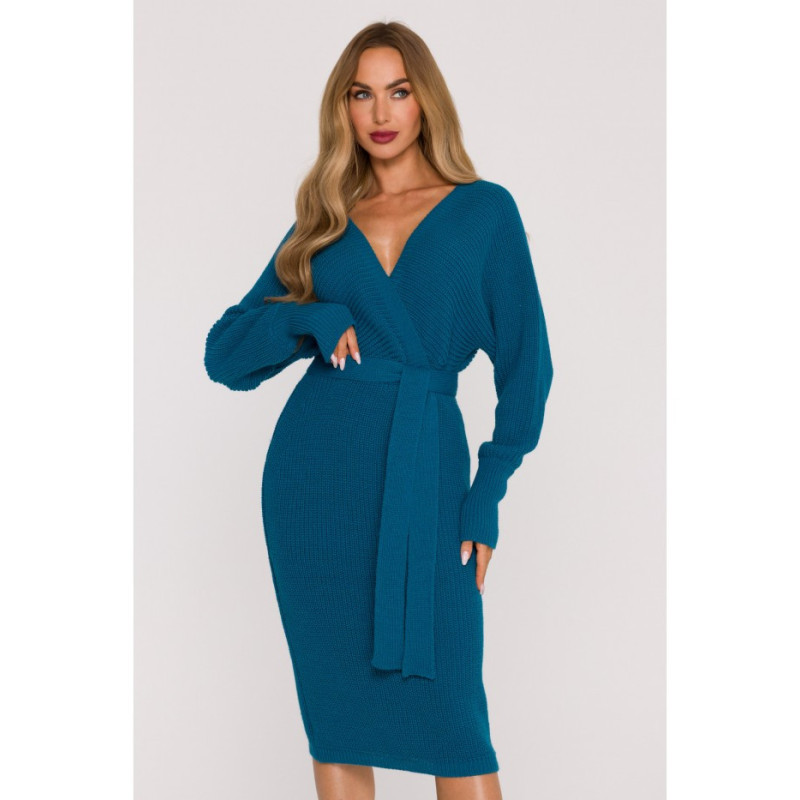 M810 Sukienka swetrowa z dekoltem kopertowym i paskiem - morski