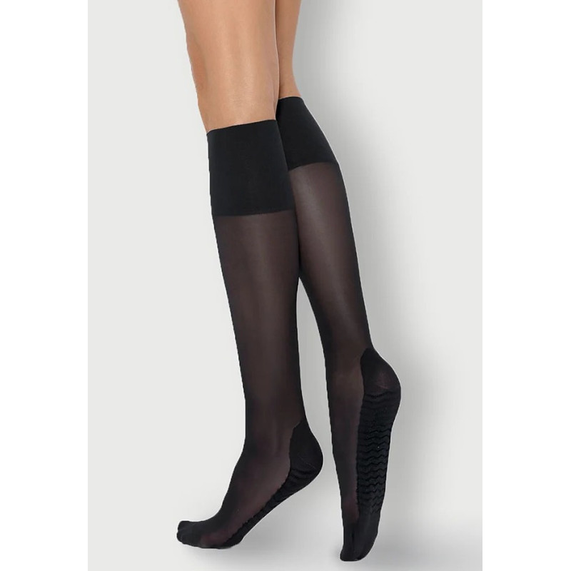 Mona socks to the knees